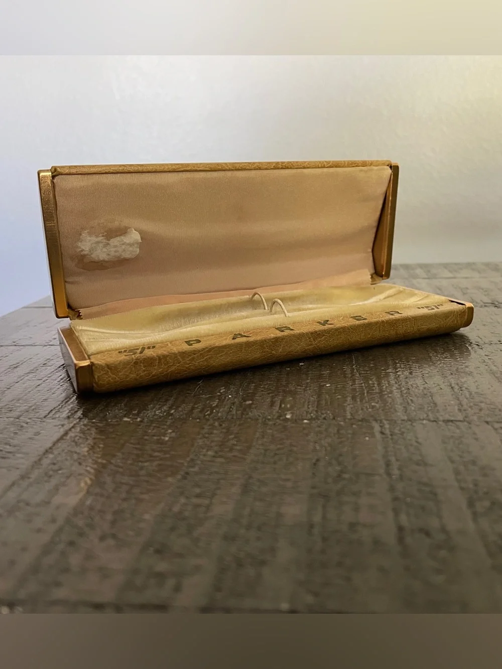 Vintage Parker 51 Black / Gold Fountain Pen set in original stamped leather case